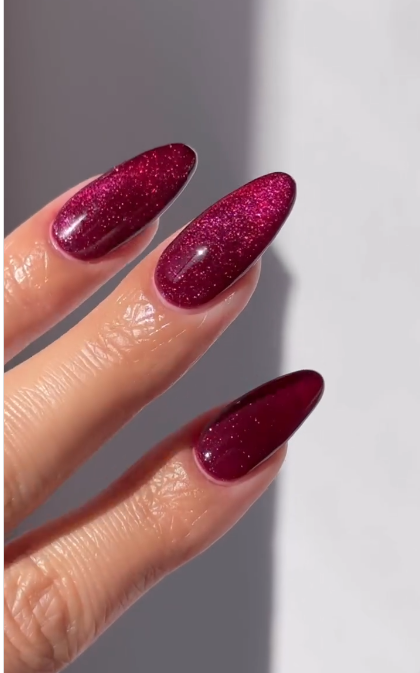 Маникюр "бархатное стекло" становится трендом: 11 модных идей на зиму 2025