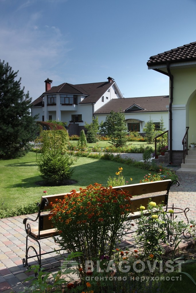 Под Киевом продают элитный особняк с местом для теннисного корта и вертолетной площадки (фото)