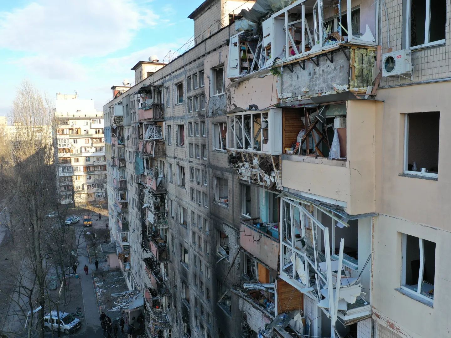 Мандрівник Дмитро Комаров тепер їздить по Києву, показуючи світу горе від російських ракет