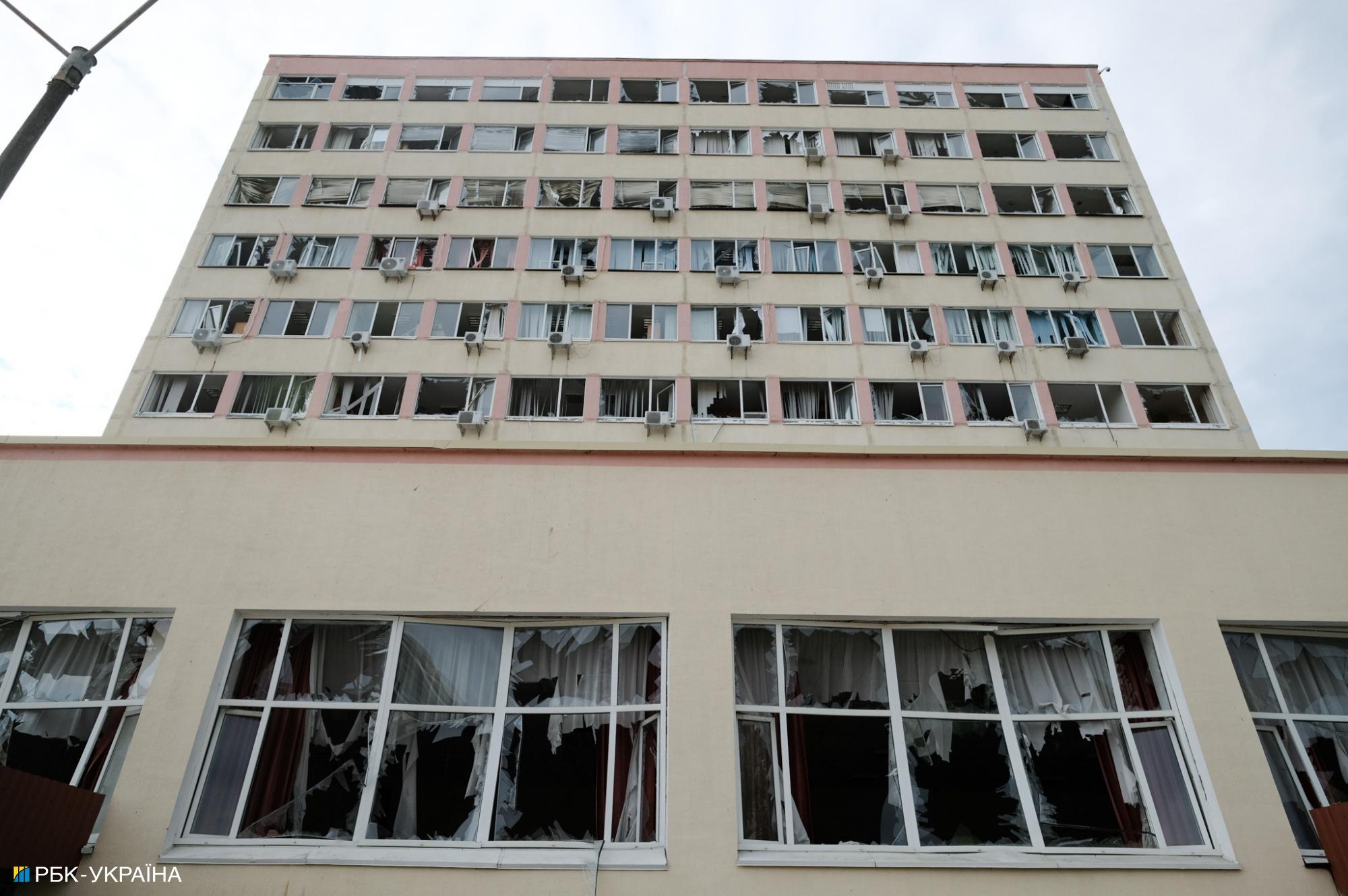 Ранковий удар по Києву. Фоторепортаж з обстріляного ДВРЗ