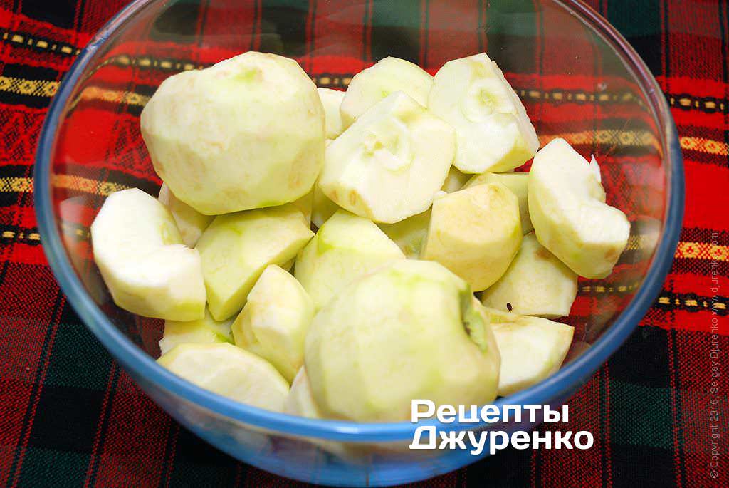 Кулинар поделился "быстрым" рецептом шарлотки с яблоками: справится даже начинающий!