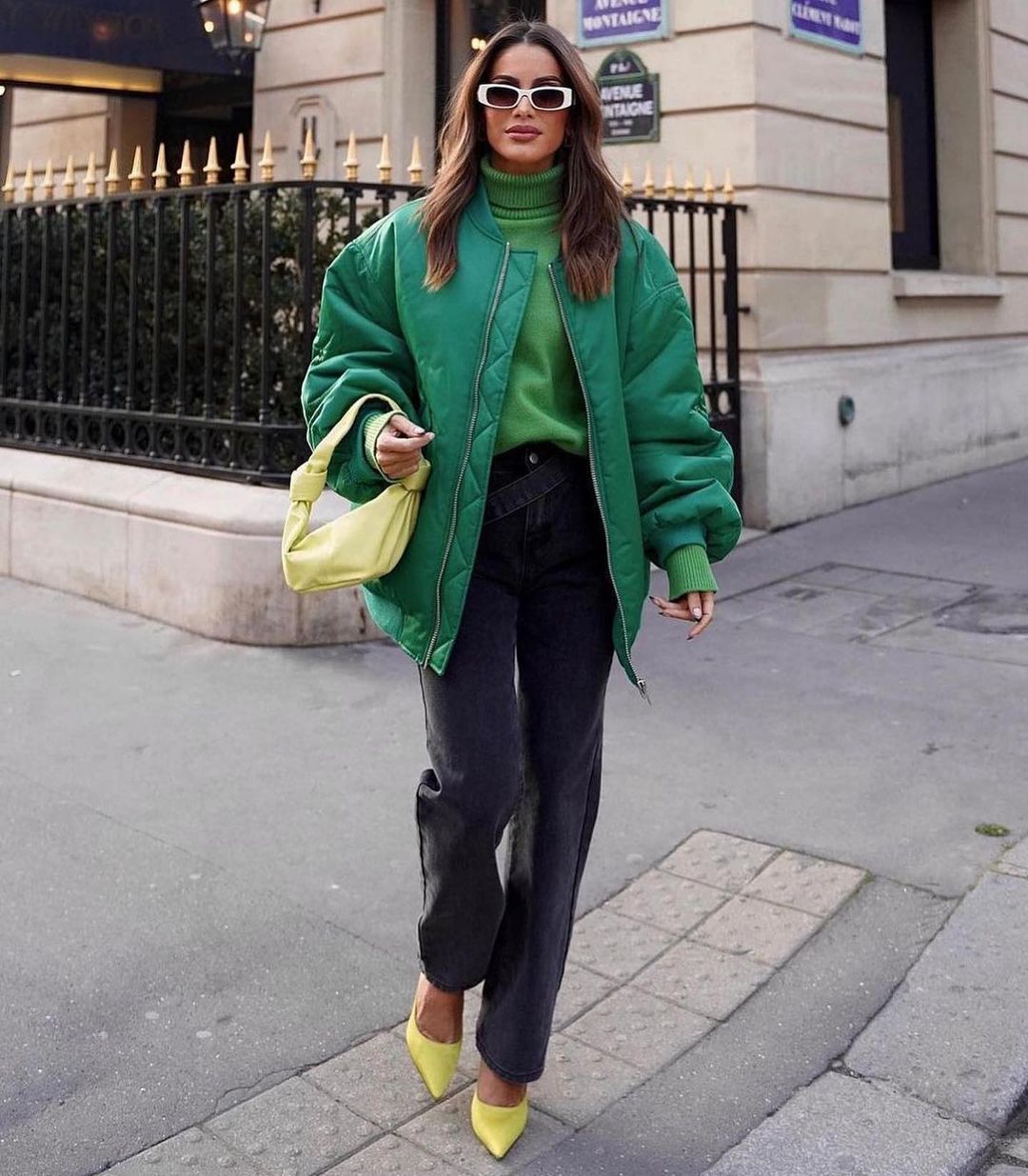 Как носить кожаные вещи весной 2023, чтобы выглядеть мегастильно: фотоподборка