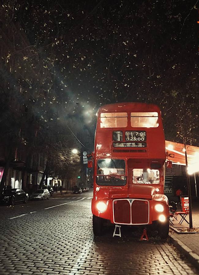 Чи знаєте ви історію червоного лондонського автобуса, який став київською кав’ярнею у самому центрі