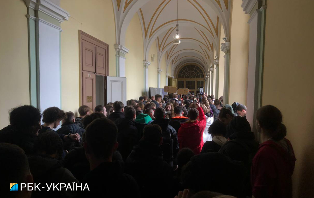 "Освіта без комуністів". У Львові великий мітинг проти Фаріон, тисячі студентів вийшли на вулицю