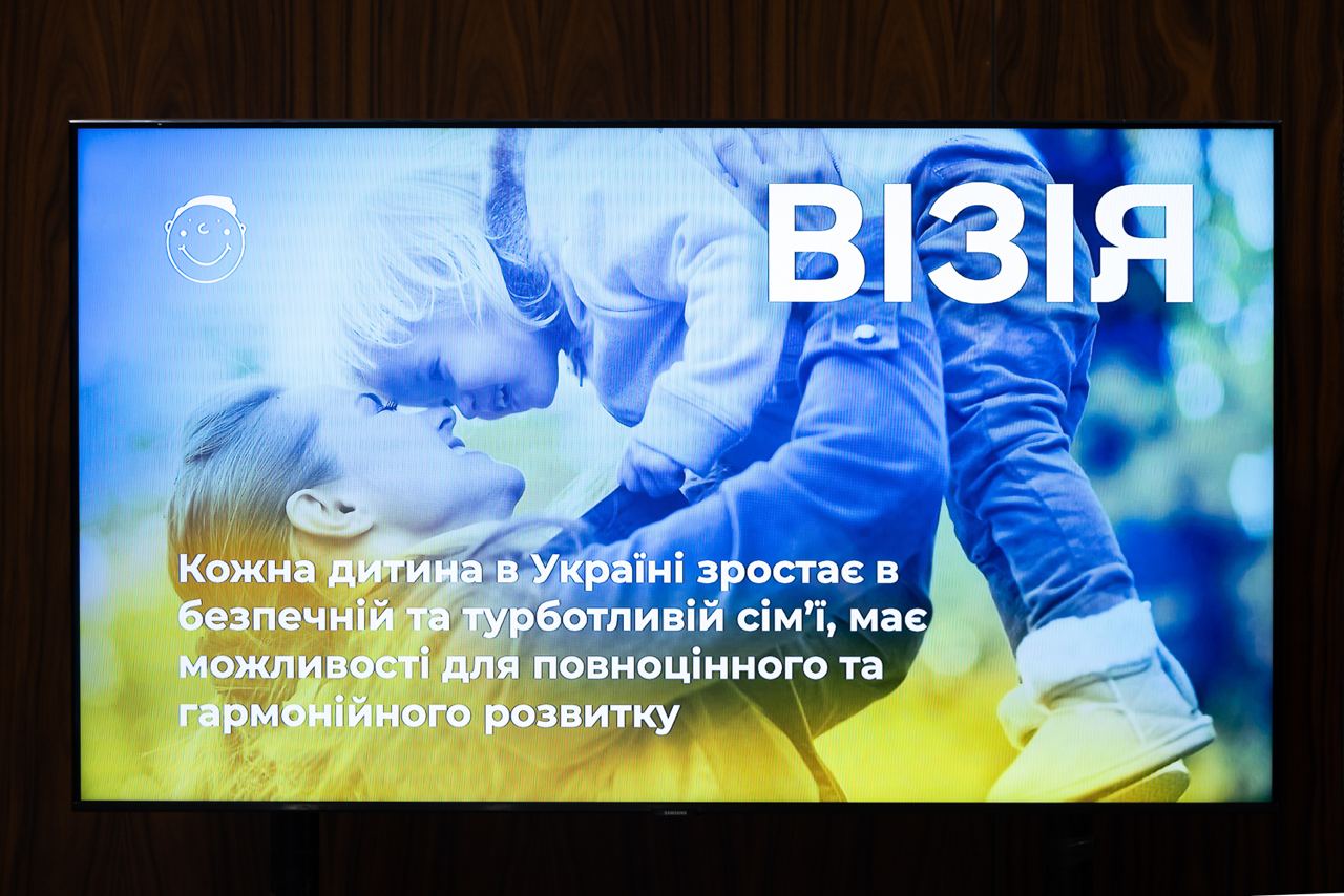 Зеленская в лаконичном костюме рассказала о важности роста детей в полноценной семье