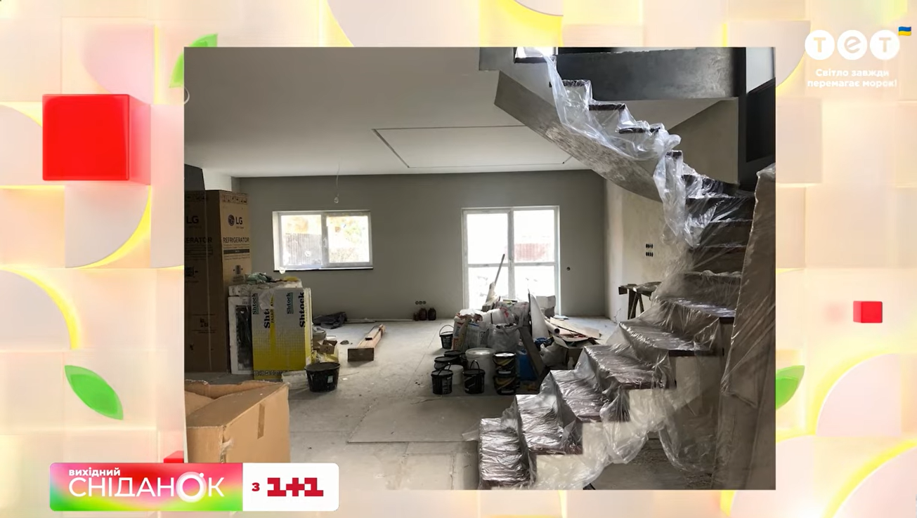 "Мені цього вистачає": Позитив вперше показав свій двоповерховий будинок, де два роки триває ремонт