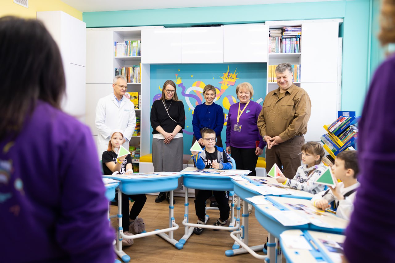 Елена Зеленская в ярком наряде поздравила детей с Днем Святого Николая