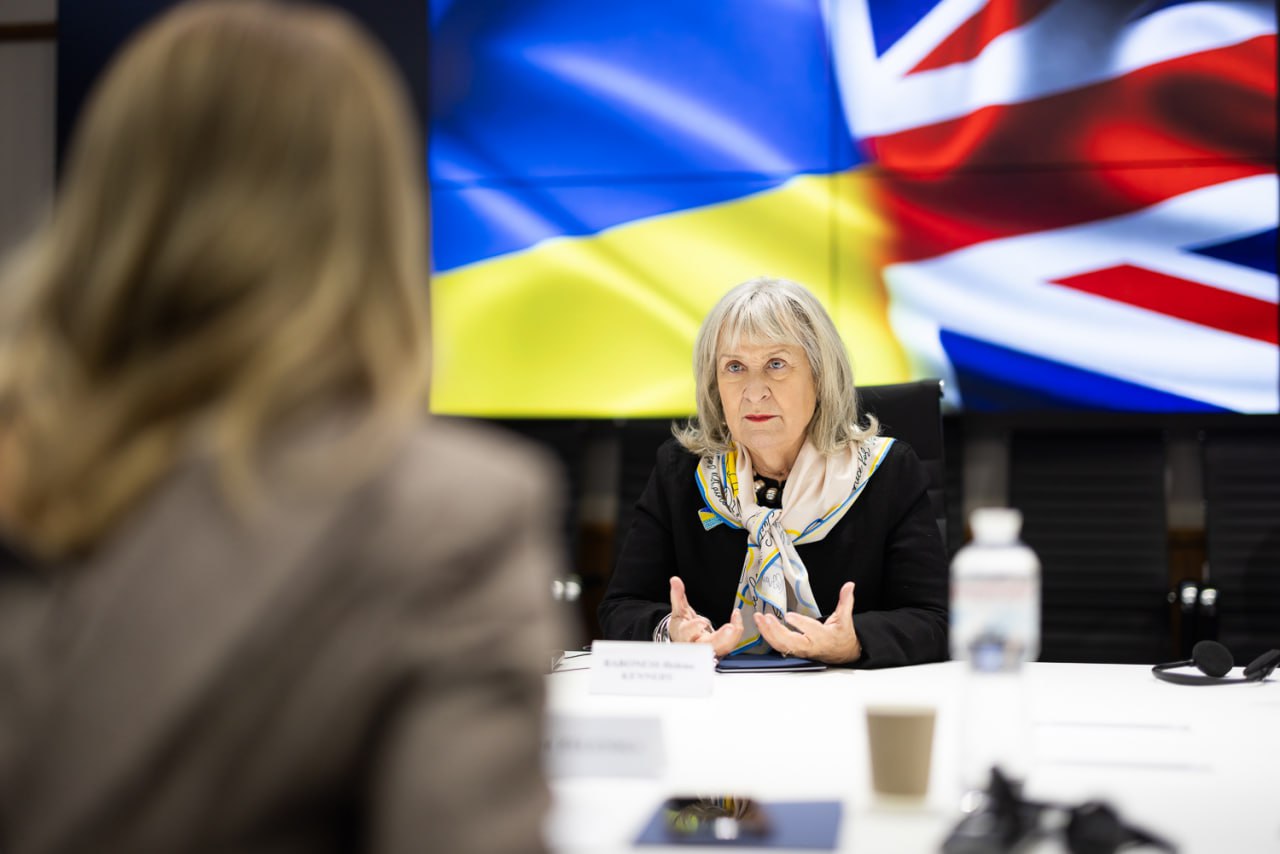 Олена Зеленська вразила новим костюмом з оригінальним комірцем (фото)