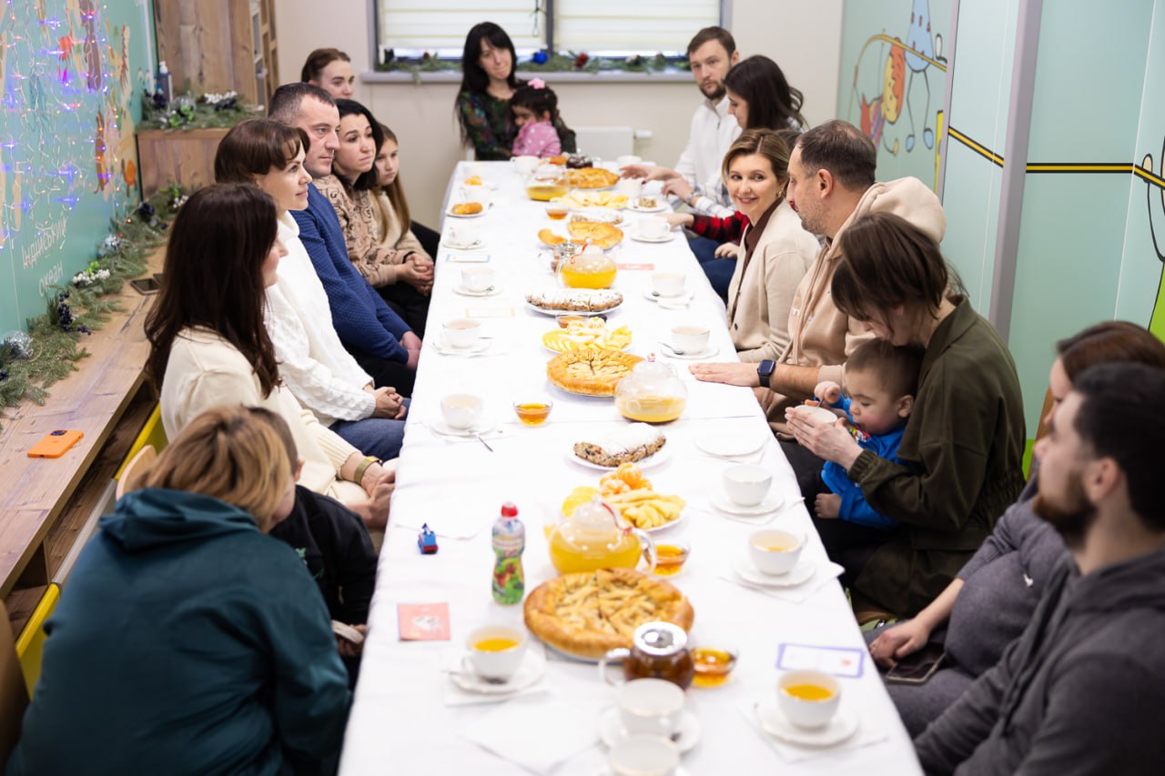 Елена Зеленская в интересном образе посетила детское чтение-чаепитие (фото)