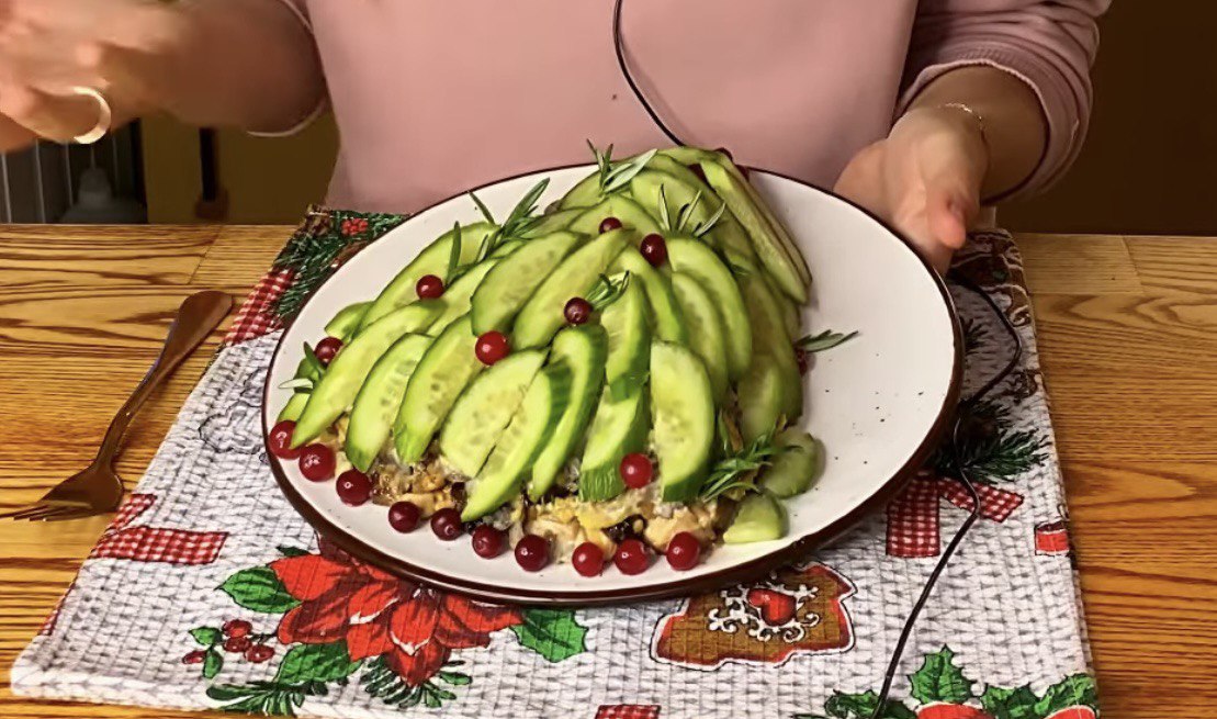 Салат "Ялинка" з куркою та грибами: ця ефектна страва обов'язково має бути на столі