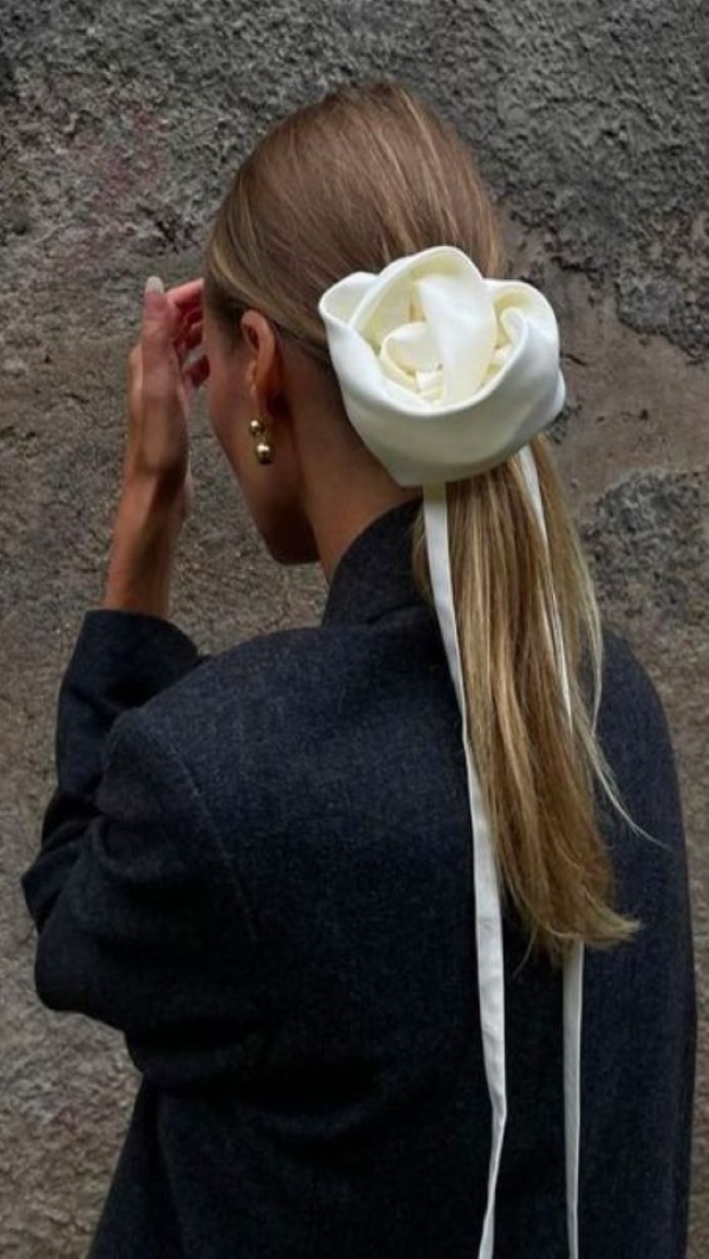 Як акуратно та доречно додати квіткові аксесуари у свій гардероб