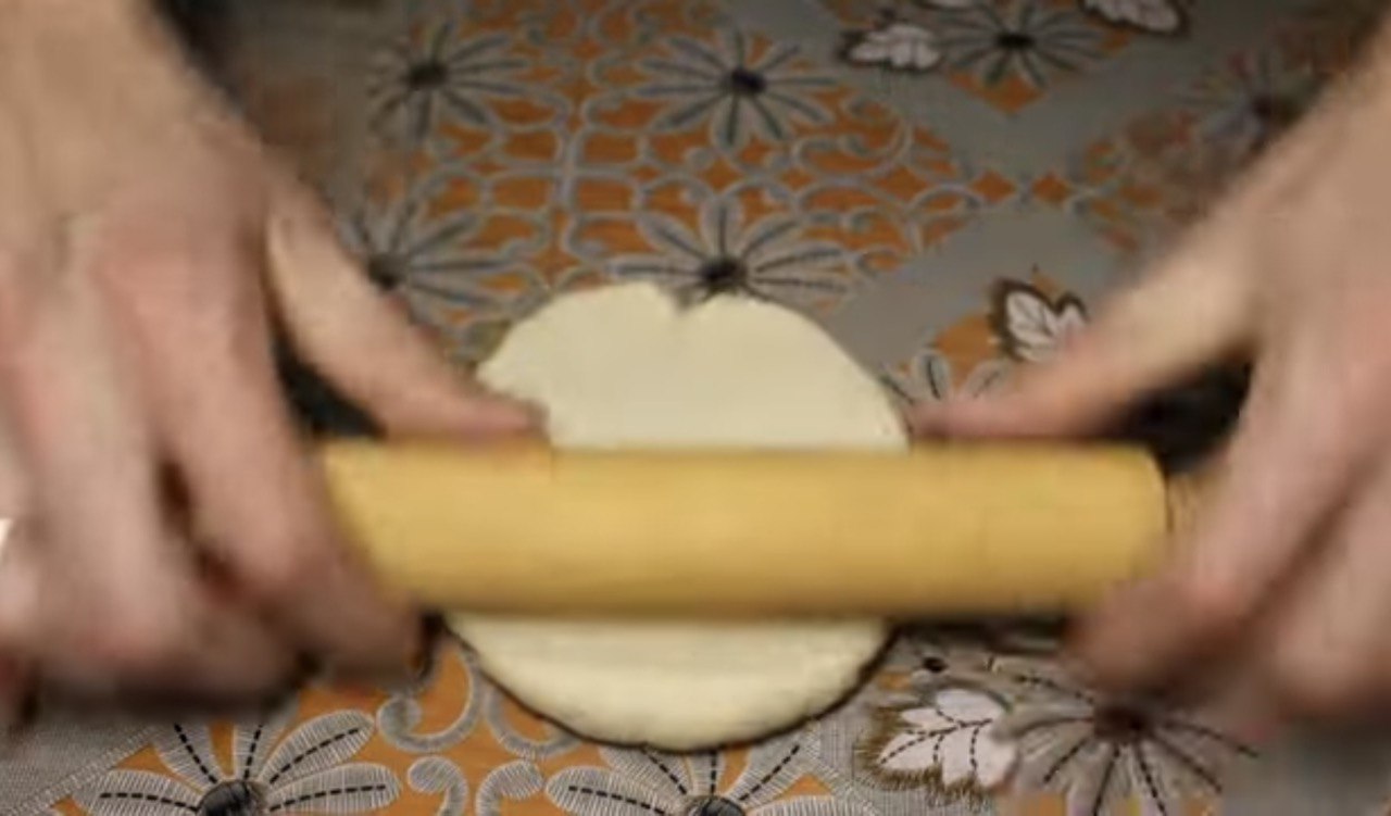 Просто та швидко: рецепт приготування смачних пиріжків з м'ясом на сковорідці