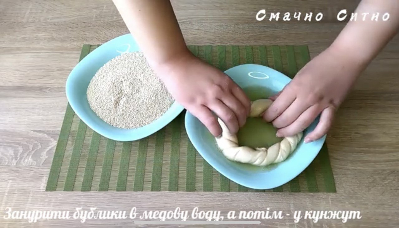 Як швидко і легко приготувати відомі турецькі бублики з кунжутом: покроковий рецепт