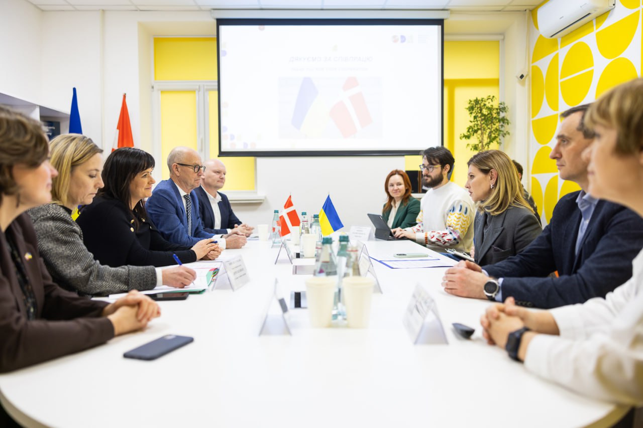 Олена Зеленська показала, як носити класичний костюм з цікавою формою брюк (фото)