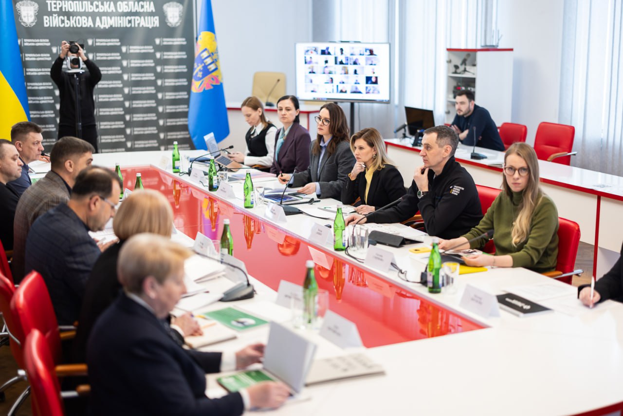 Олена Зеленська показала, як поєднати яскраву сорочку з класичним костюмом (фото)