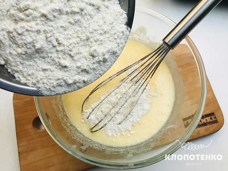 Найпростіший яблучний пиріг на кефірі від Євгена Клопотенка: швидко і дешево!