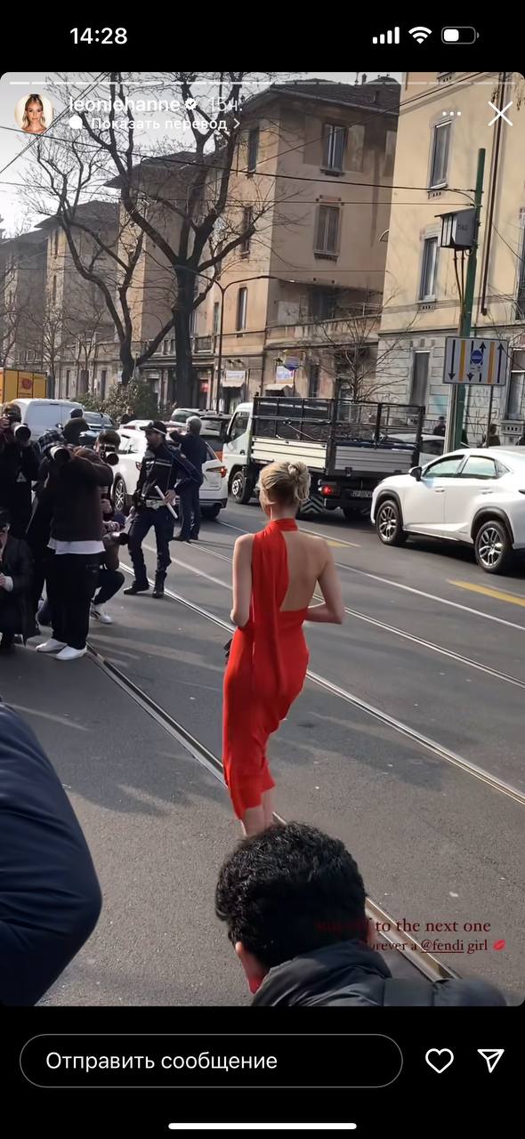 Леоні Ганне показала, як носити червону сукню з сумкою зі зміїним принтом (фото)