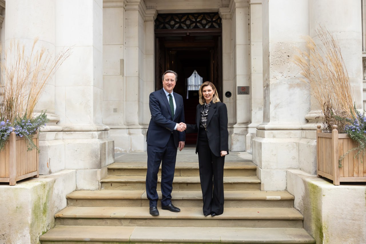 Олена Зеленська показала, як поєднати трендову сорочку у клітинку з класичним костюмом (фото)