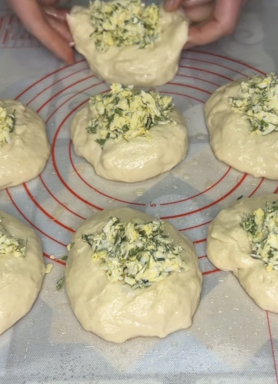 Будут мягкими несколько дней: как приготовить картофельные булочки с сочной начинкой