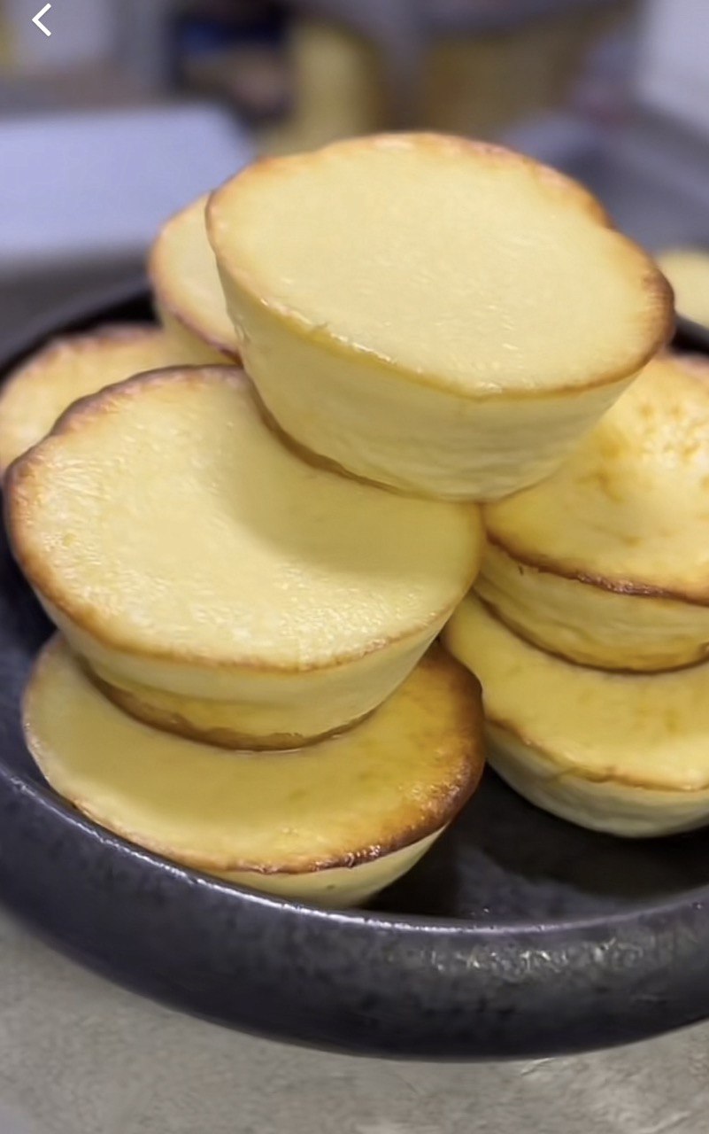 Сподобаються усім: як приготувати міні-чизкейки всього з трьох інгредієнтів (відео)