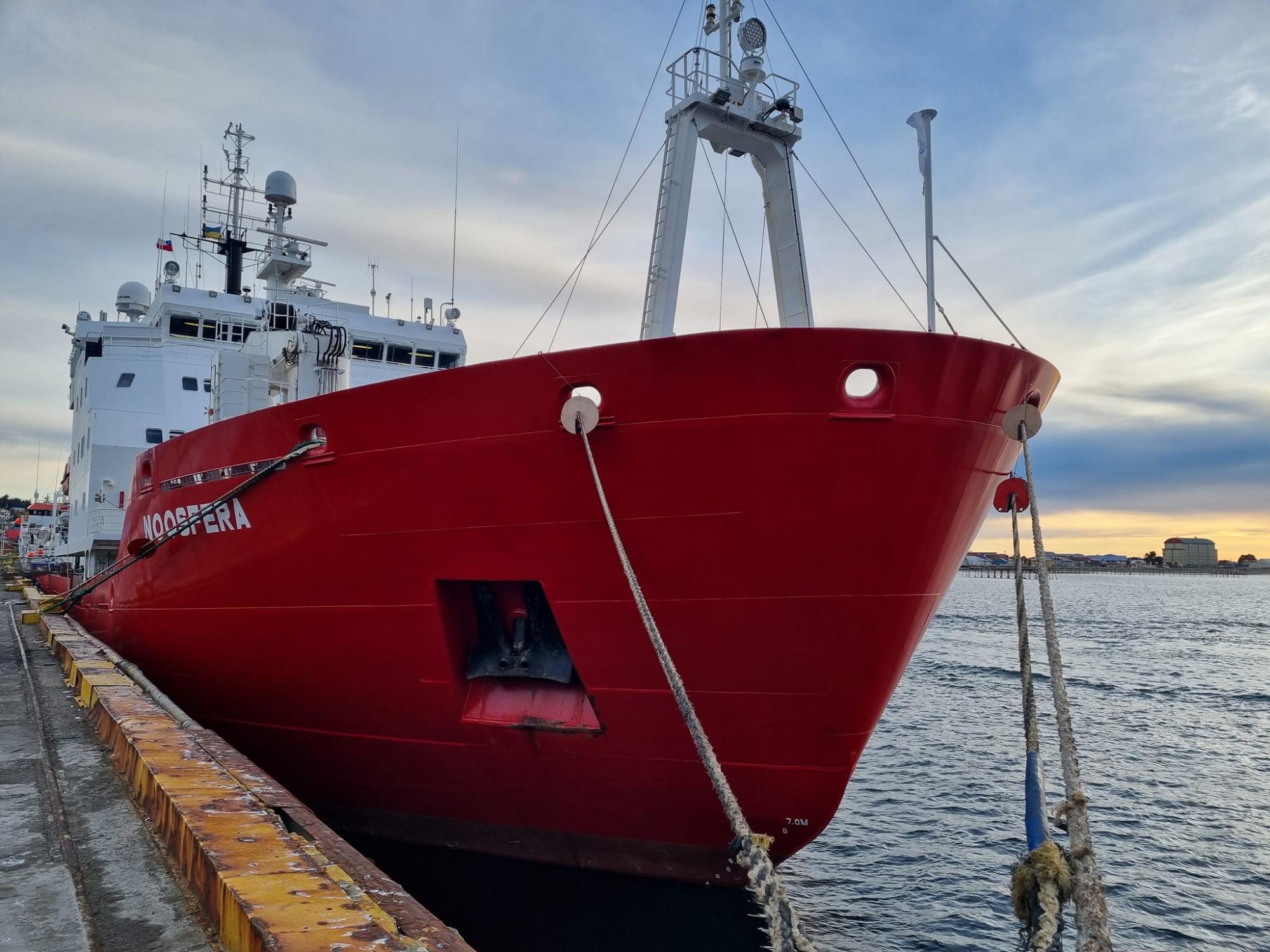 Хвилі 10 метрів: українські полярники показали "луна-парк", з якого важко вийти (фото)