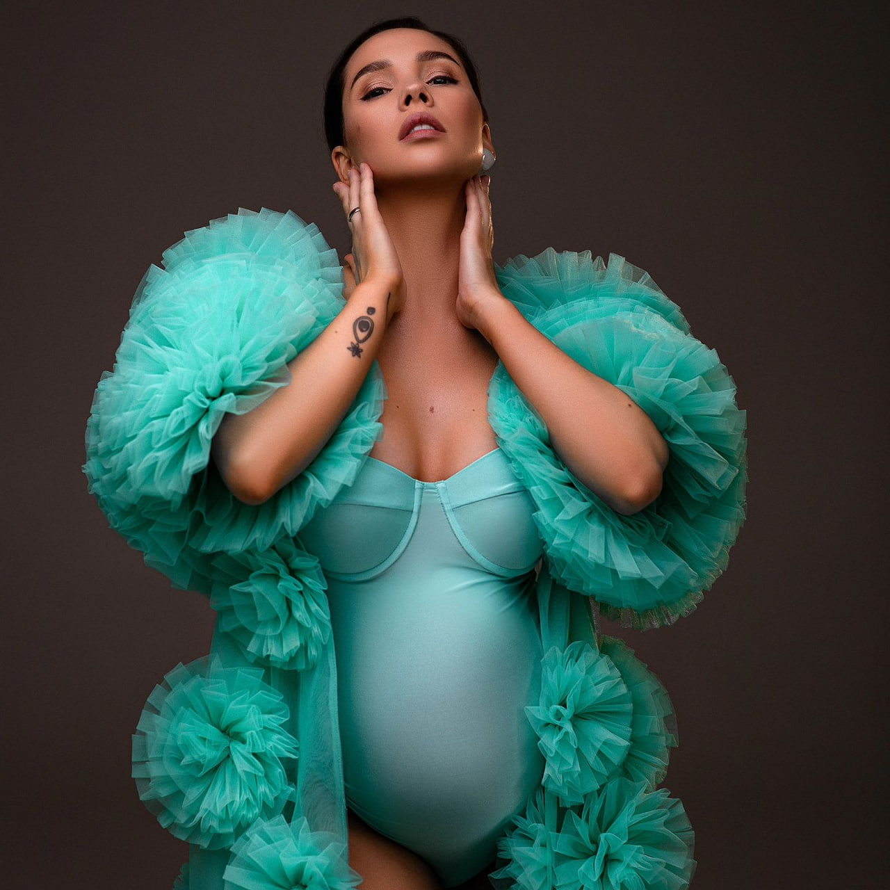 Дружина Євгена Кота засвітила вагітний животик на останніх сроках у яскравій фотосесії