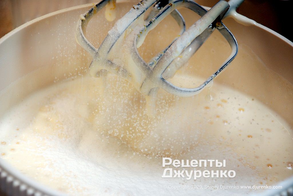 Кулінар поділився рецептом бісквітних коржів, які виходять завжди