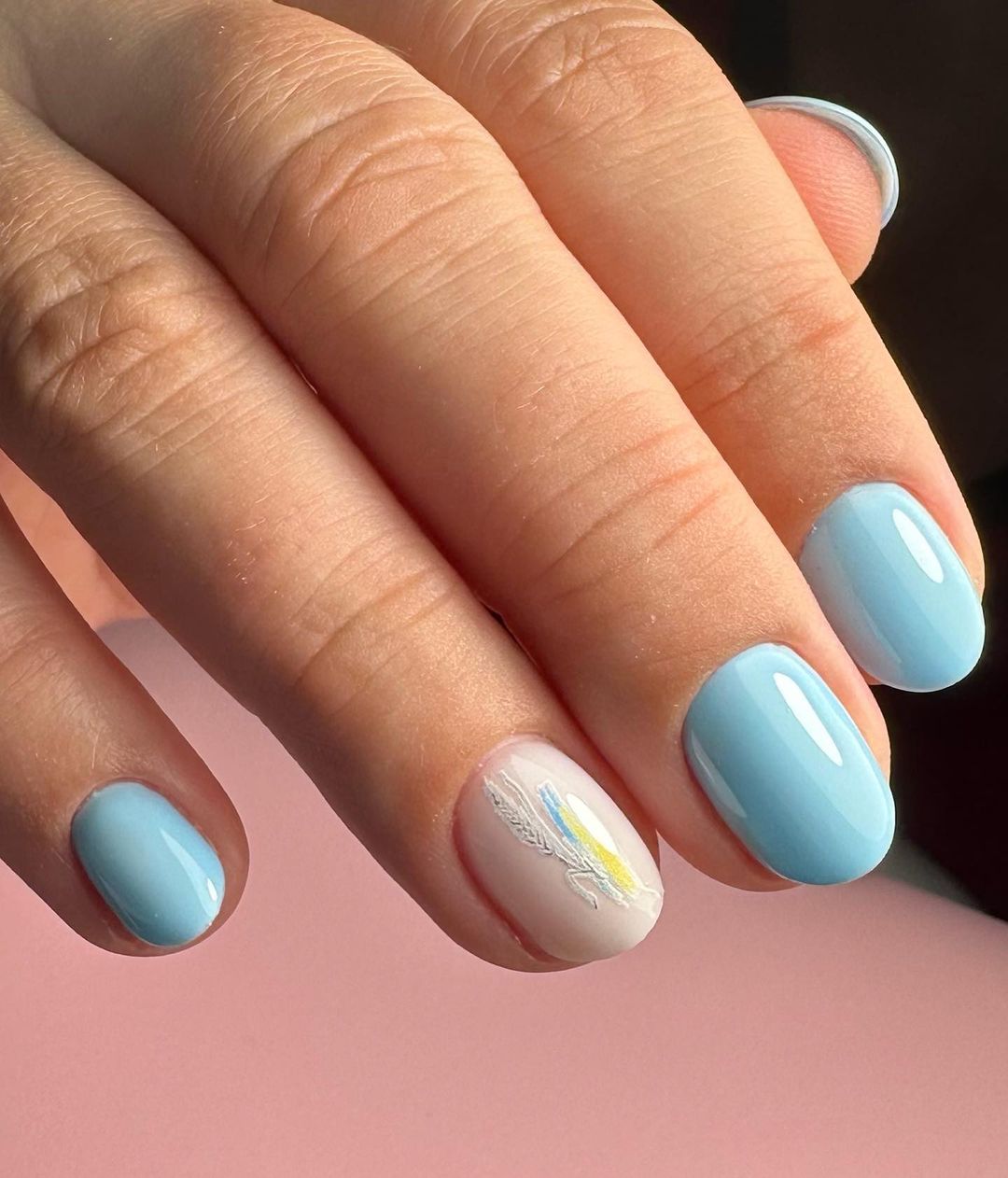 Идеи патриотического маникюра в желто-голубых цветах для празднования Дня Независимости Украины: фото