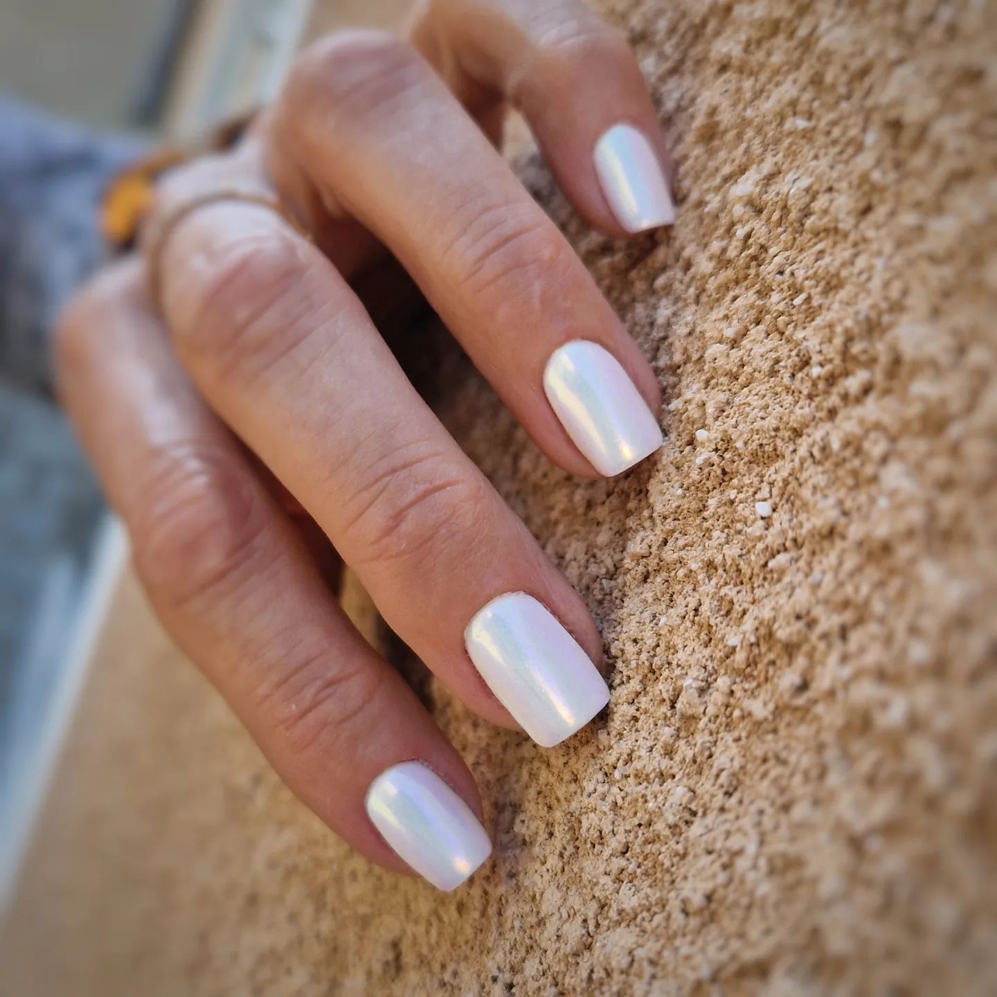 Білий манікюр не виходить із моди: ідеї стильних дизайнів на осінь 2024