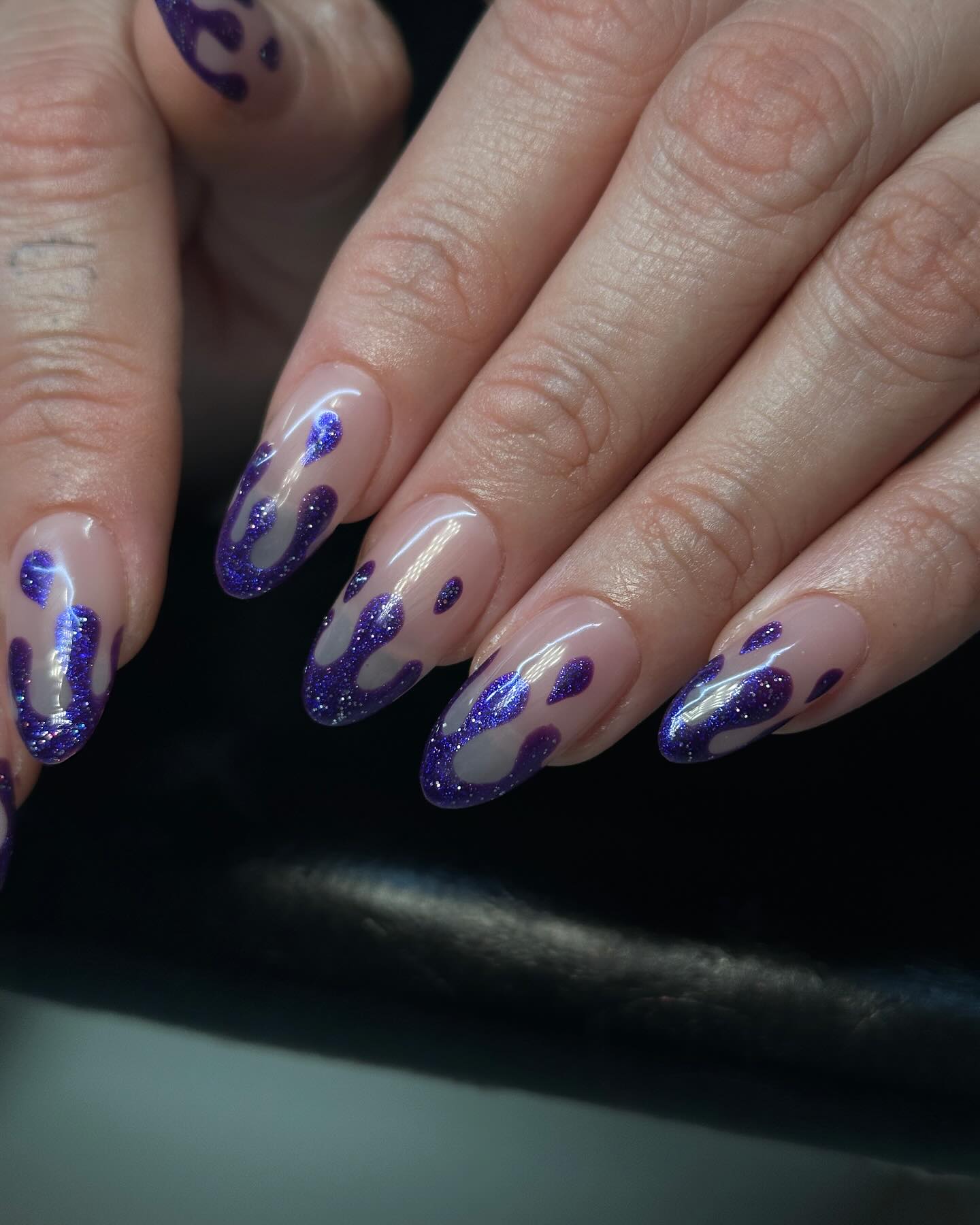 8 ідей фіолетового французького манікюру: від блискучих кінчиків до лавандових акцентів