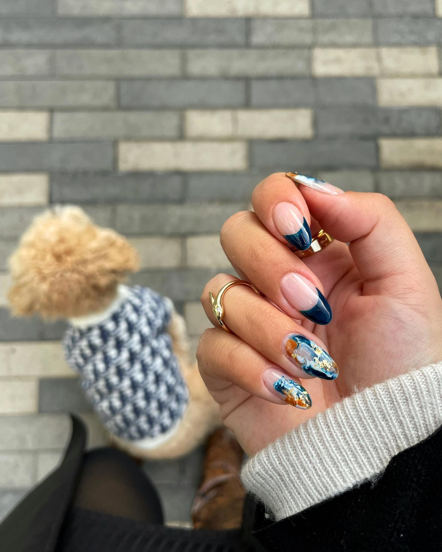 Новинки манікюру на осінь: 7 ідей трендового темно-синього "френча"