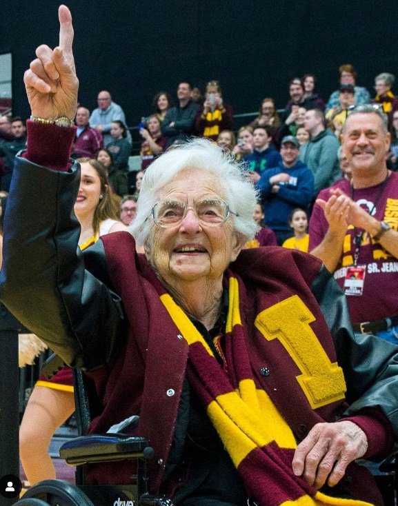 105-летняя легендарная "сестра Джин" назвала 7 секретов своего долголетия