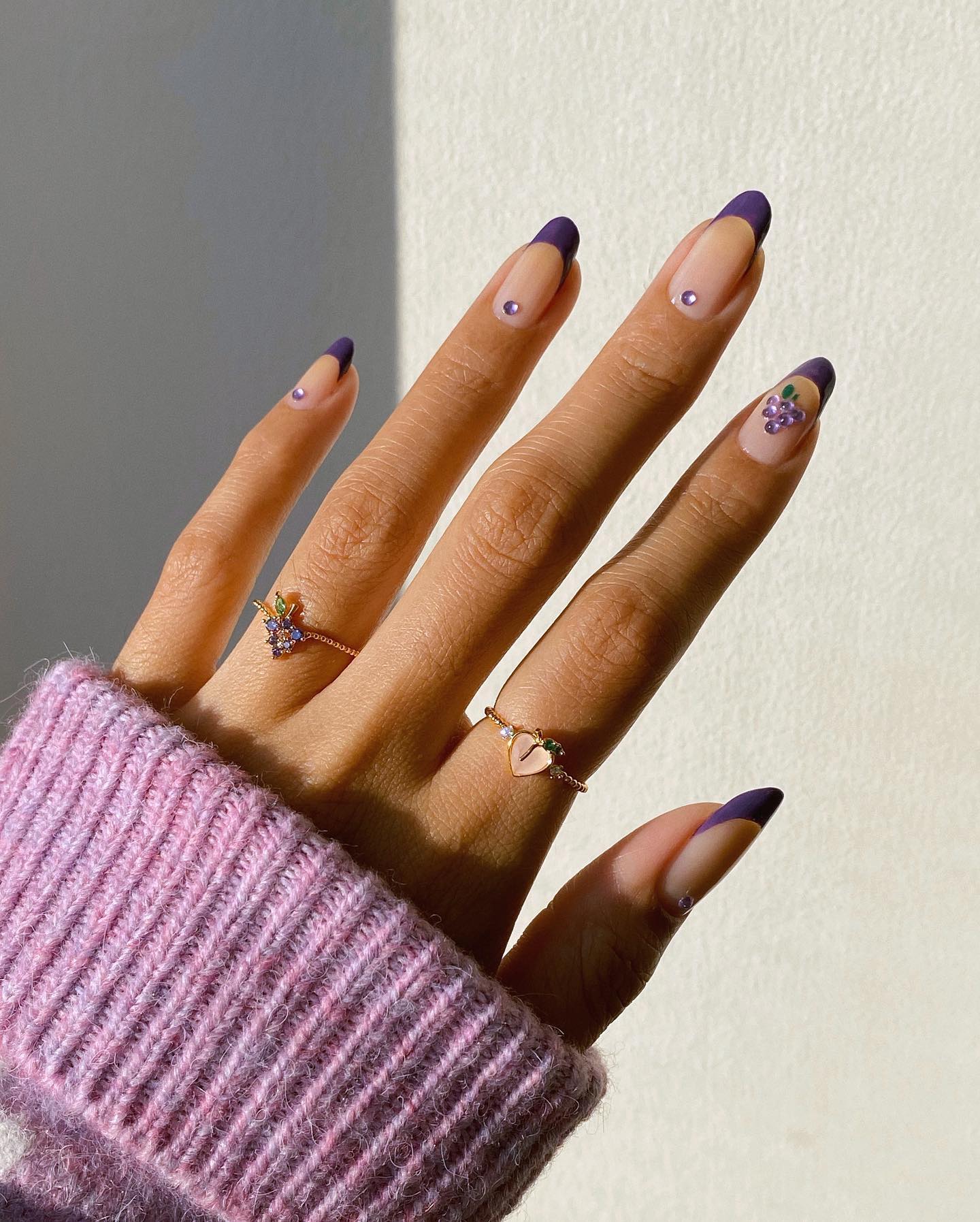 Трендовый маникюр на осень: 7 идей стильного "френча" с яркими кончиками