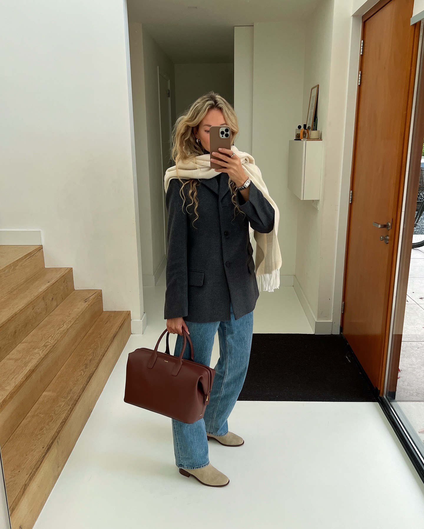 З чим носити джинси восени та взимку: блогерка показала 7 стильних образів на кожен день