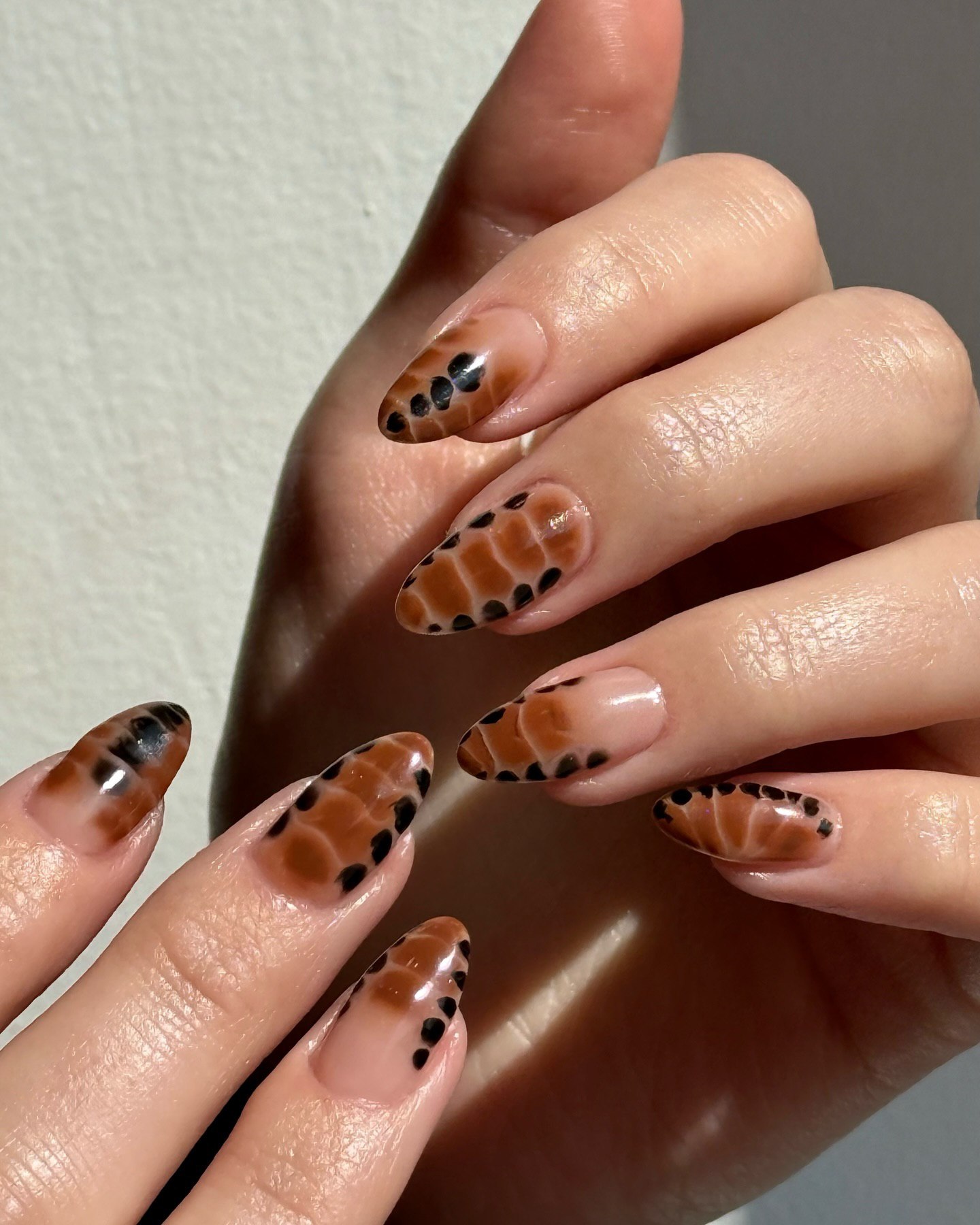 Модні кольори осені та зими: який манікюр зробити у 2024 році