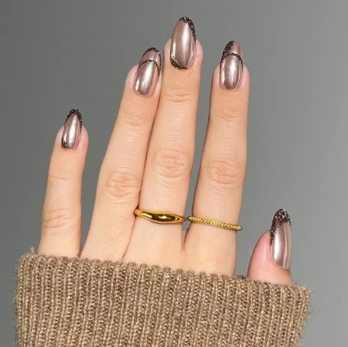 Який вигляд мають нігті хром: 8 ідей популярного "френча" з металевими кінчиками