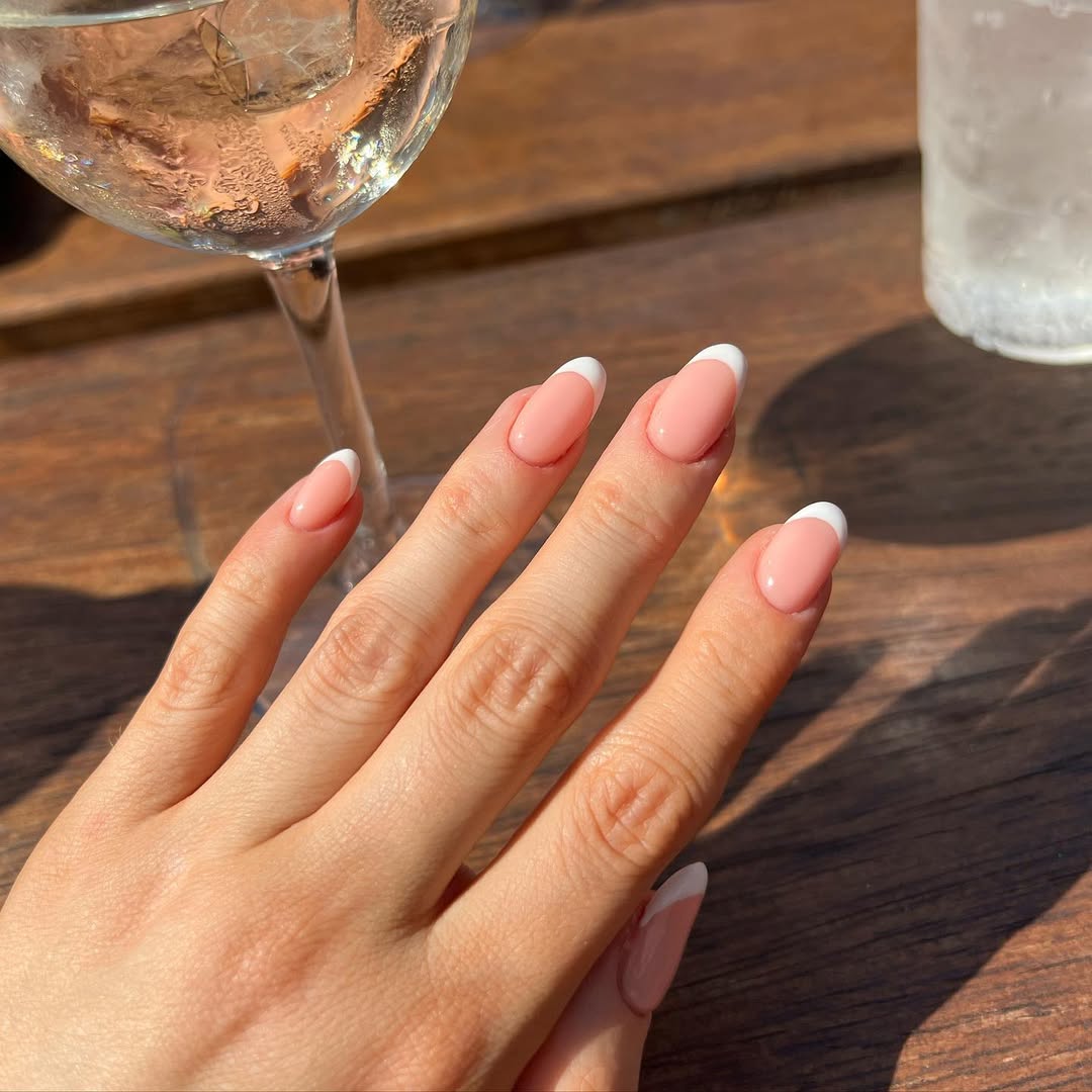 7 ідей манікюру на січень 2025: чим замінити новорічну тематику