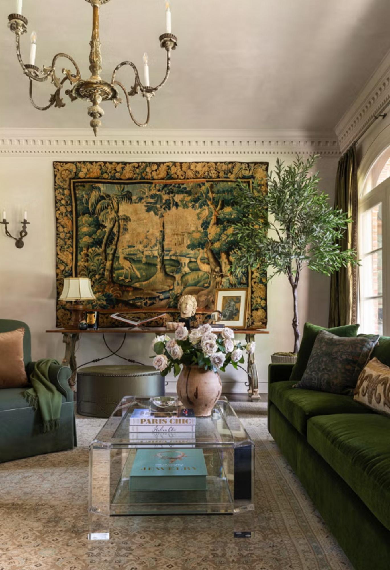 Головні тенденції дизайну вітальні у 2025 році: яскравий максималізм і вигнуті дивани