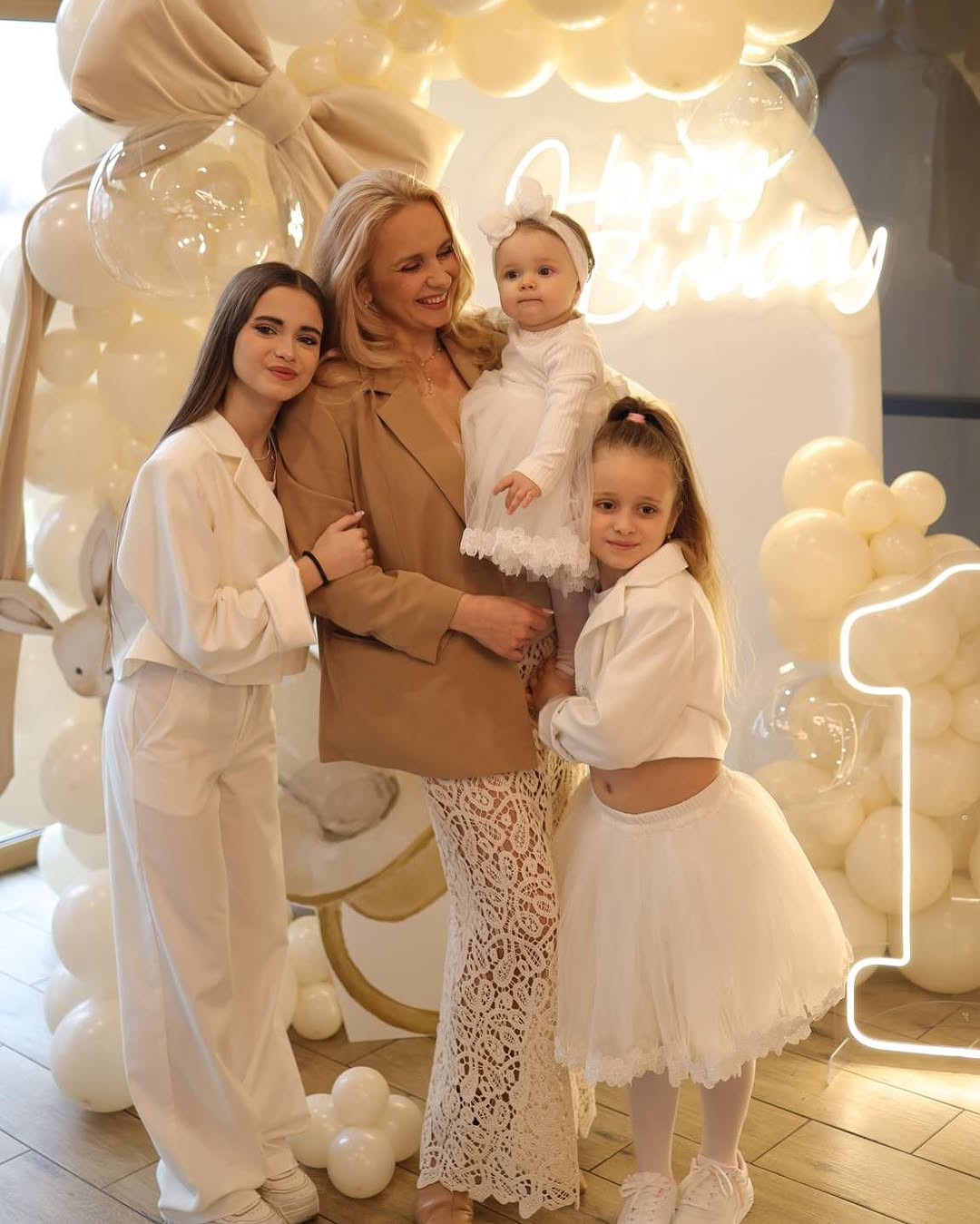 Величезний торт і корона: Лілія Ребрик влаштувала пишне свято для найменшої доньки