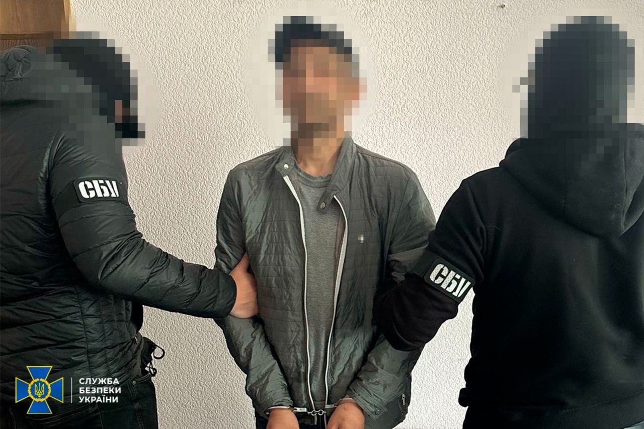 Шпигував за ЗСУ видаючи себе за військового. СБУ затримала чергового зрадника