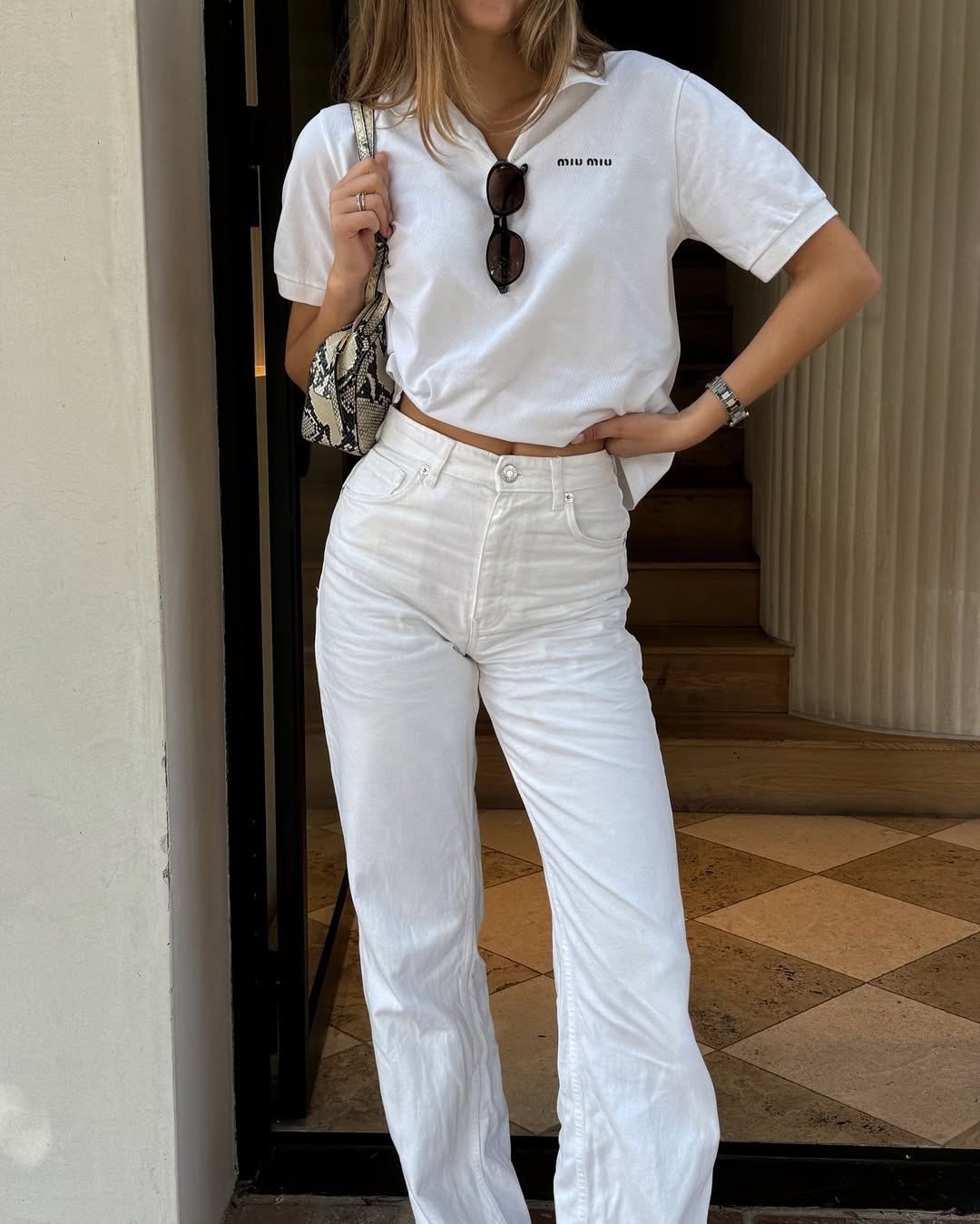 Цей колір джинсів - головний хіт літа 2025: з чим їх носити, щоб виглядати модно