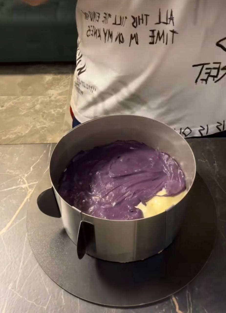 Рецепт десерту з чорницею, який схожий на гігантський еклер: здивує своїм смаком