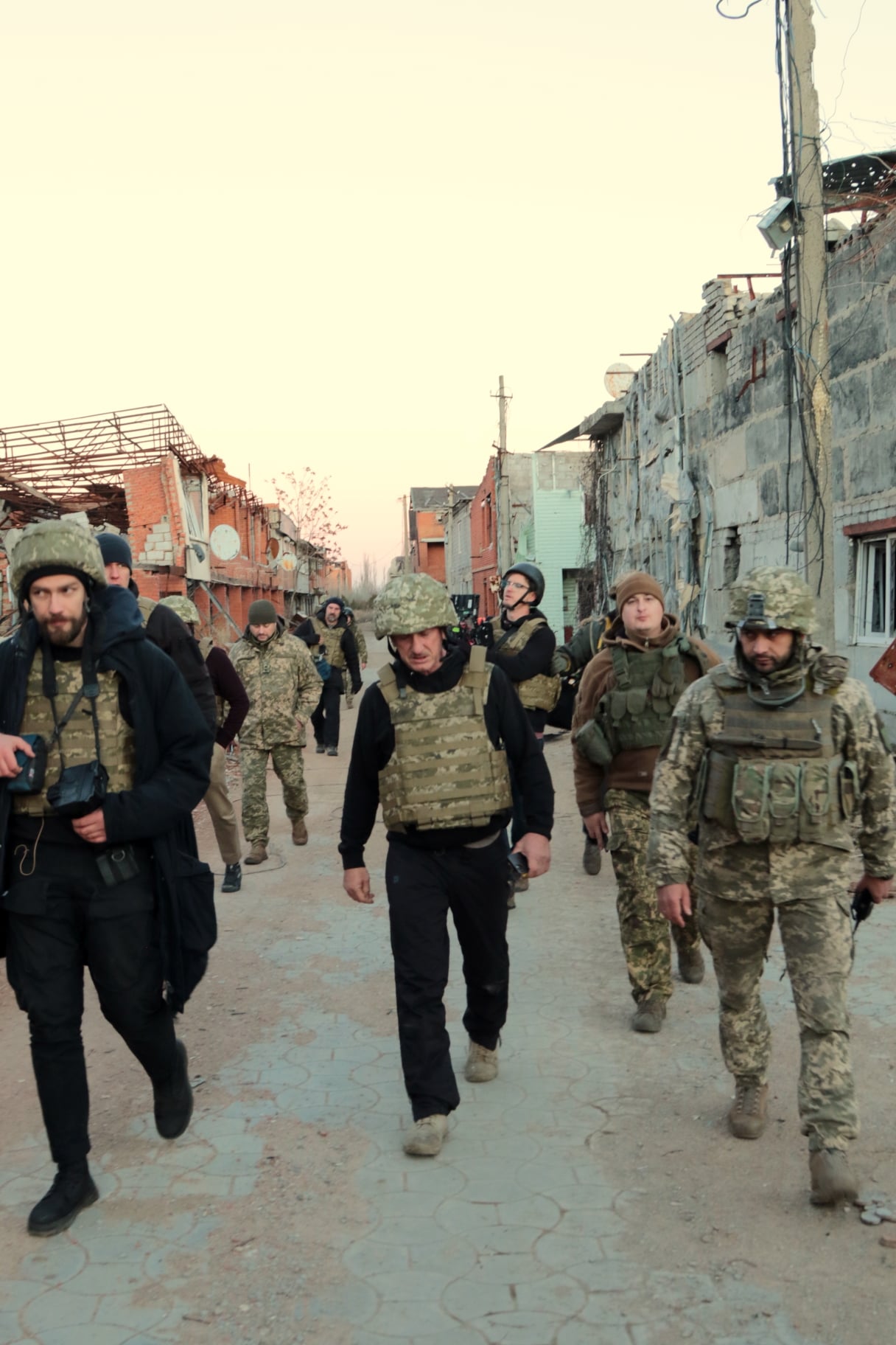 Шонн Пенн побывал на Донбассе: увидел последствия российской агрессии своими глазами (фото)