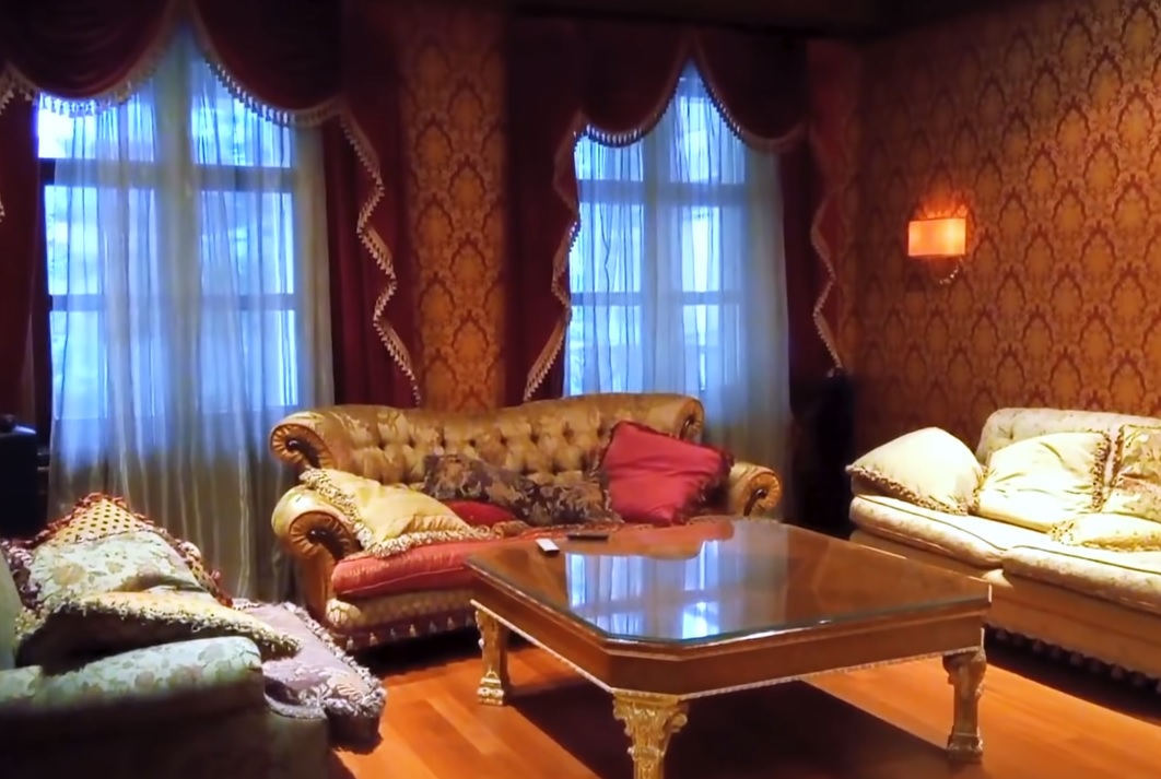 Безвкусица и претенциозность: в Киеве показали дома за миллионы долларов со спорным дизайном (фото)