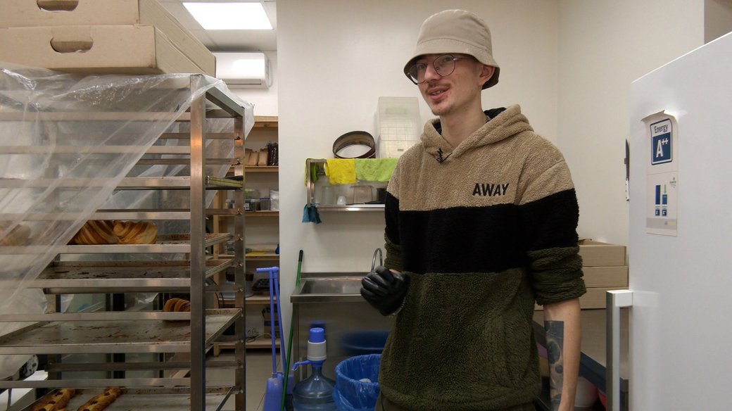 Студент з Івано-Франківська пече смаколики у пекарні та передає їх ЗСУ: історія кондитера