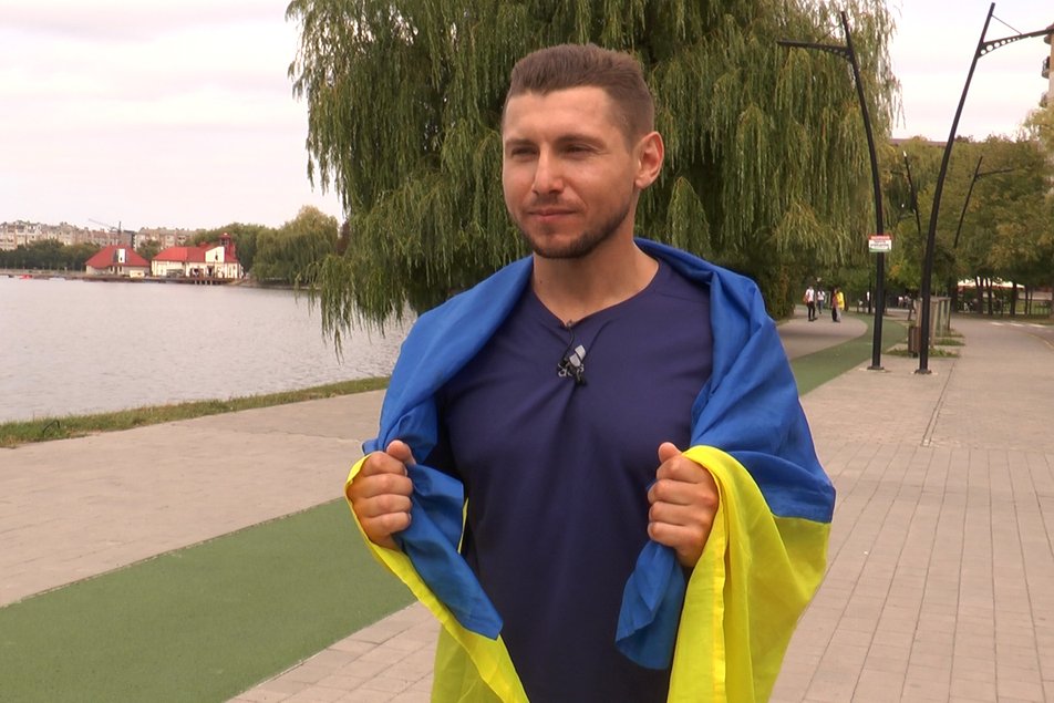 Украинский спортсмен пробежал 250 километров, чтобы собрать деньги для ВСУ: преодолевал путь даже в ливень