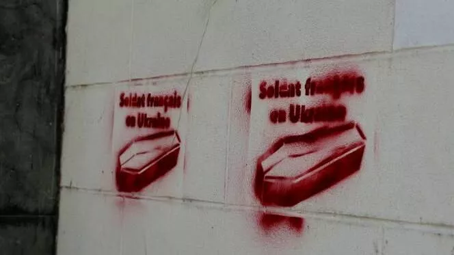 В Париже молдаван будут судить за граффити с гробами "солдат Франции в Украине"