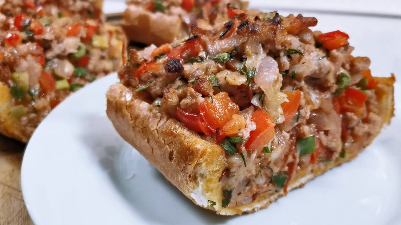 Без тіста та всього за 20 хвилин: як приготувати смачний пиріг з м'ясом