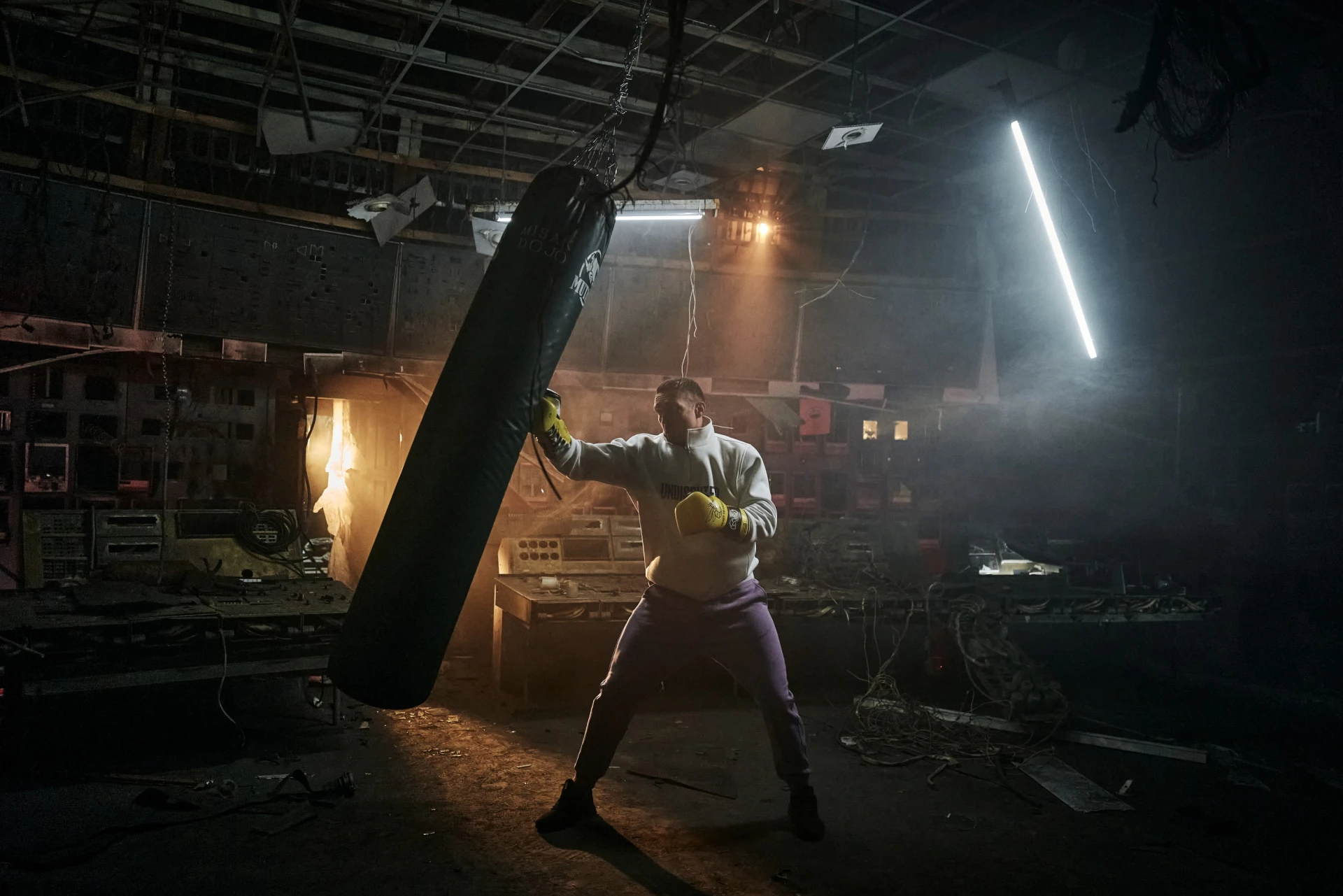 Усик тренується на зруйнованій ТЕС: фото потрапило до топ-50 найкращих знімків 2025 року