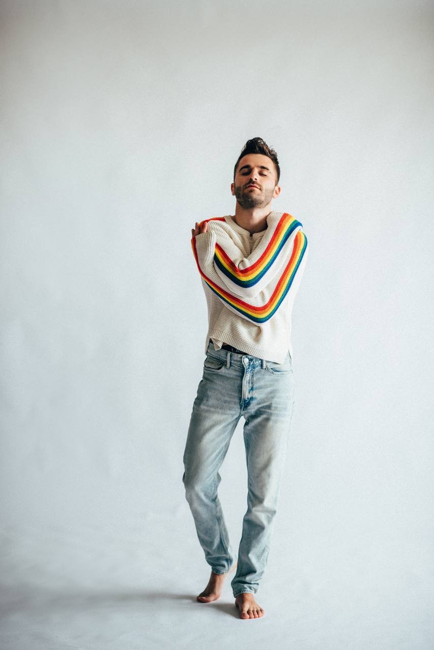 "Мы все из одного теста". Певец-гей ANDRUX - о ЛГБТ-военных, дискриминации и "любви" церкви